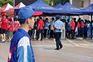 媒体人：申花与蒋圣龙续约三年，俱乐部对其出国深造持鼓励态度